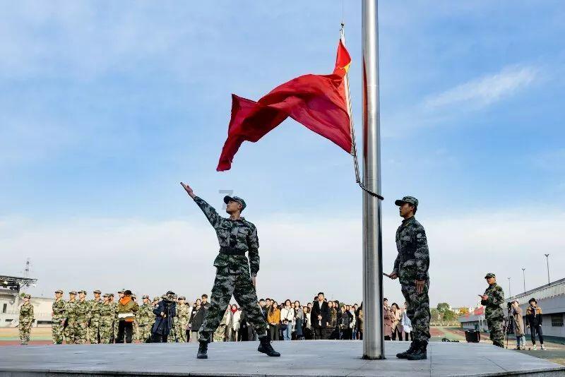 夏日时尚的爱丽